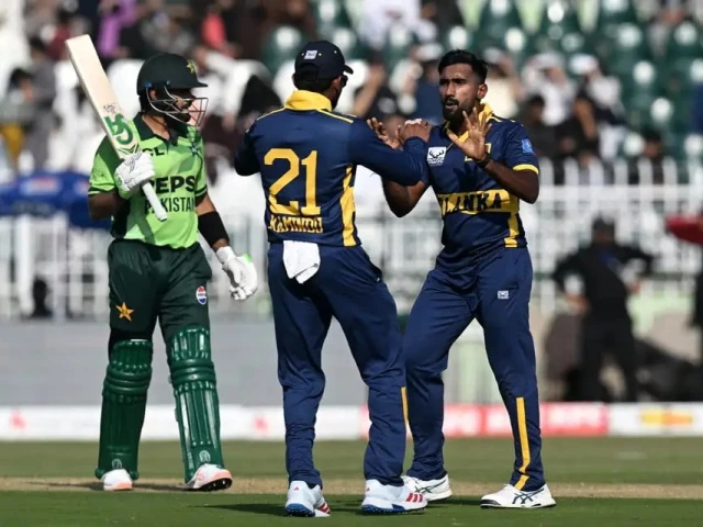 Yousuf identifies technical flaw in Babar’s batting