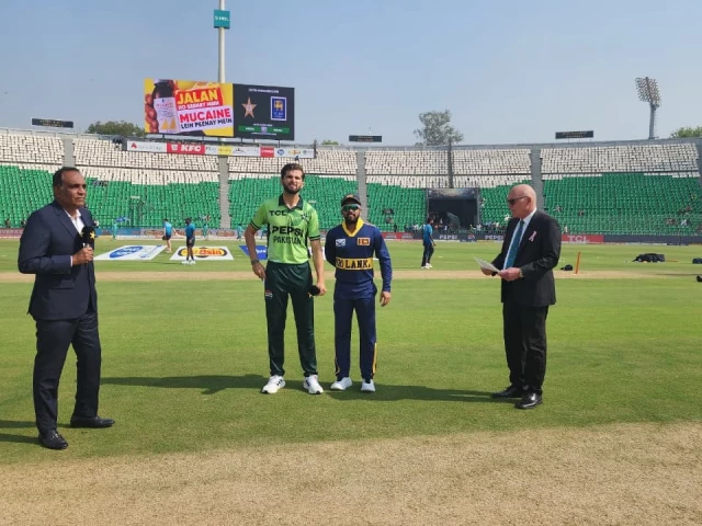 Pakistan reel at 69-6