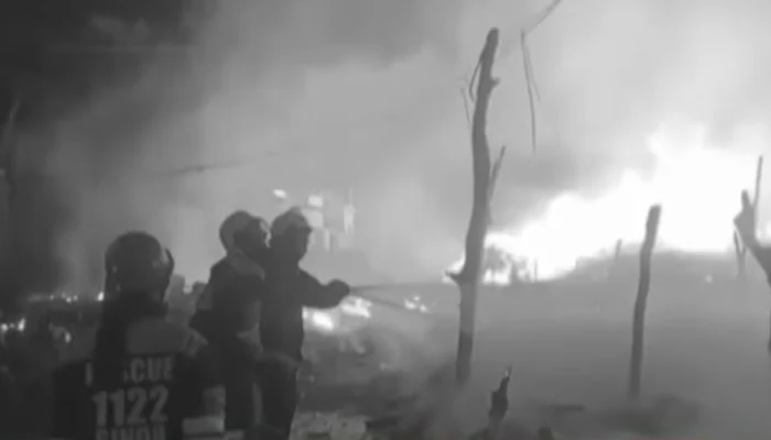 Fire tears through Karachi furniture market near Kamran Chowrangi