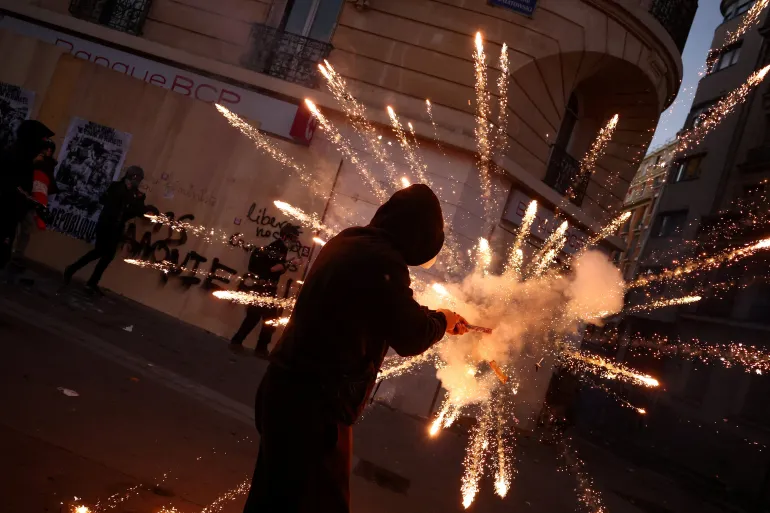 Tension and clashes as hundreds of thousands protest again in France
