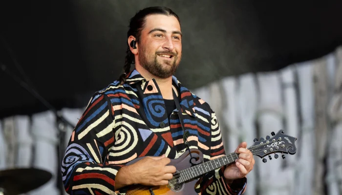 Noah Kahan evokes overwhelming response on ‘Draw You Out’ upon release