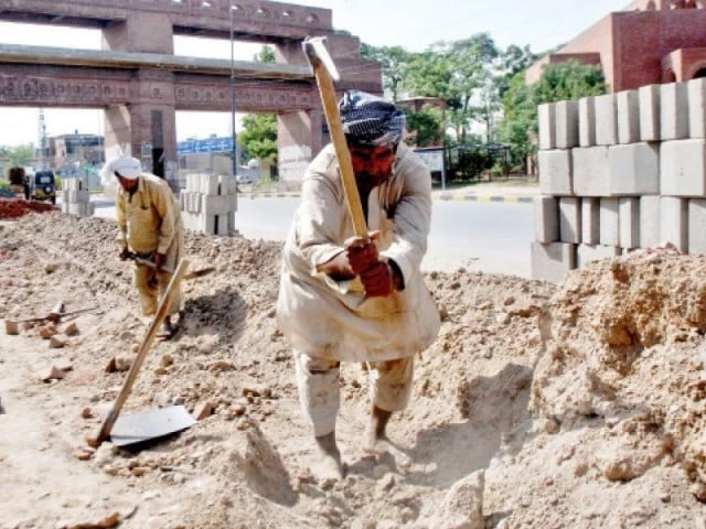Inflation pushes daily wagers onto pavements