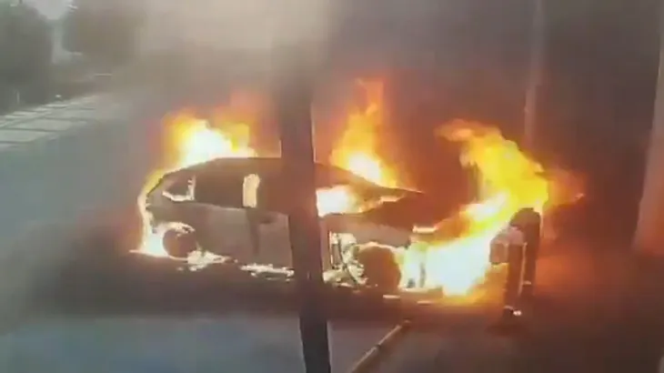 Electric car bursts into flames at charging station in Turkiye
