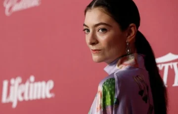 Lorde calls out Robert Kraft with Free Palestine jacket after Macklemore tour dispute