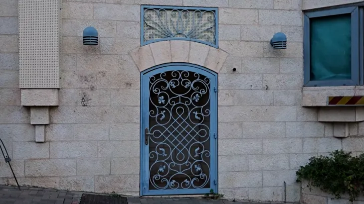 Video: Signs removed from British consulate in occupied East Jerusalem