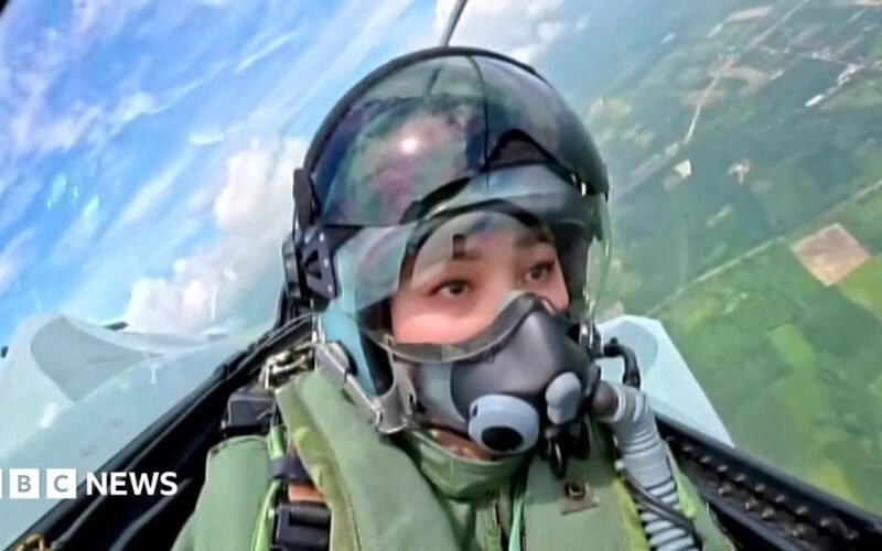 Thai Queen makes first solo flight in fighter jet