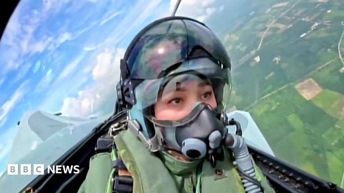 Thai Queen makes first solo flight in fighter jet