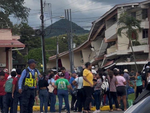 7.7-magnitude earthquake rattles Panama, damages buildings and halts flights